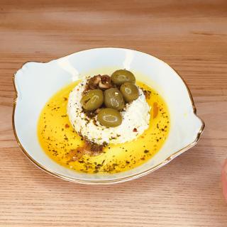 Ziegenfrischkäse in Öl mit Mafiosigewürz und Oliven - 1 Portion im Glas